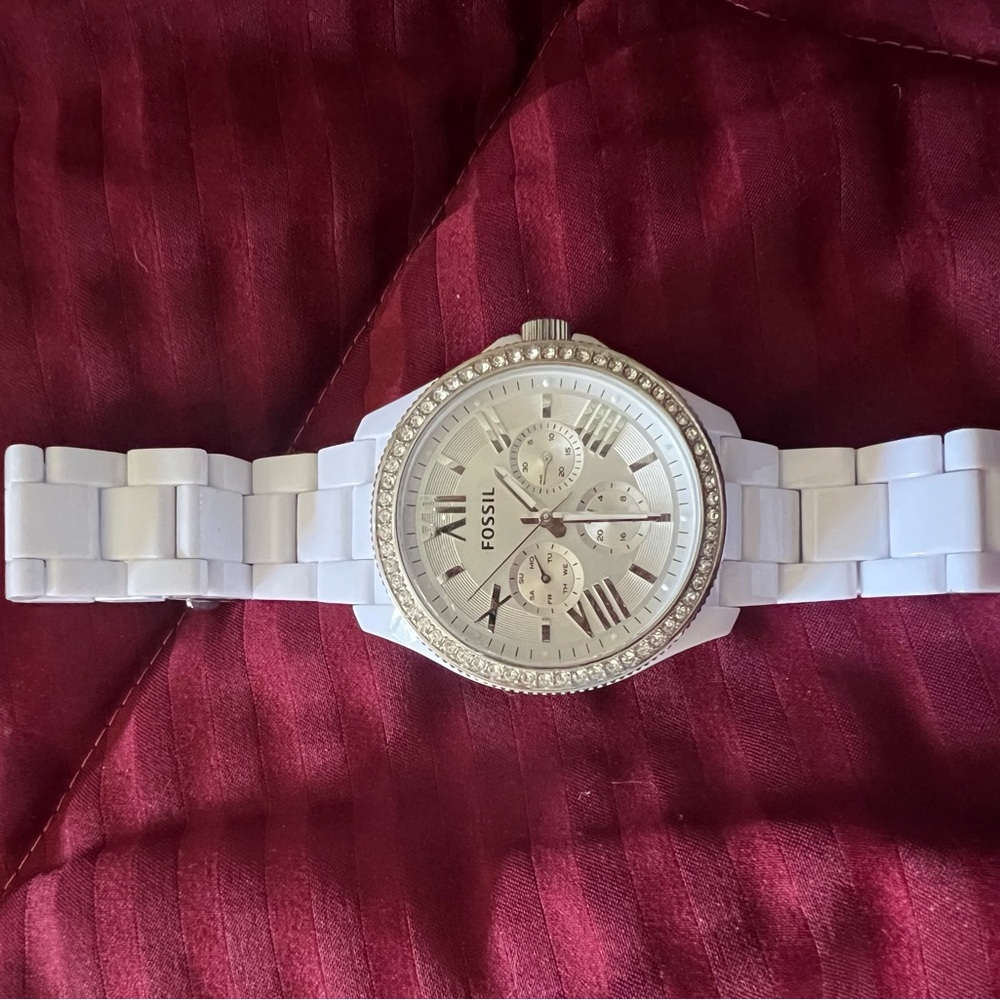 Fossil watch . white. Needs a battery